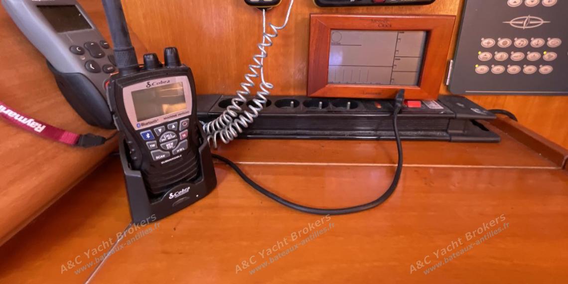 Bavaria 33 Cruiser : Electronics at charts table Bavaria 33 Cruiser : Electronics at charts table