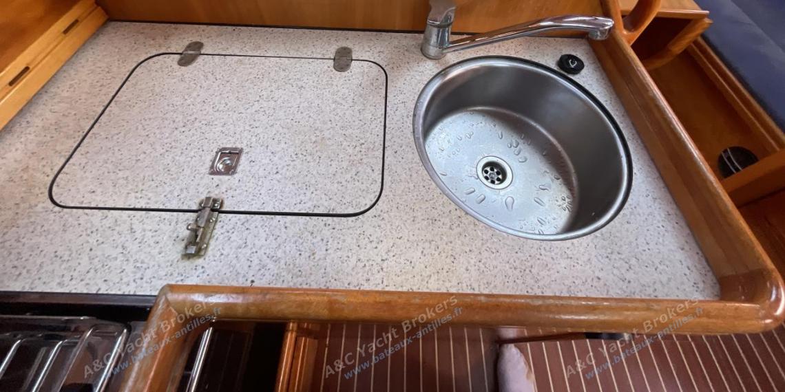 Bavaria 33 Cruiser : Sink in galley Bavaria 33 Cruiser : Sink in galley