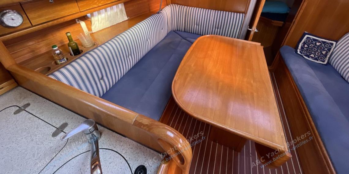 Bavaria 33 Cruiser : Saloon seen from the galley Bavaria 33 Cruiser : Saloon seen from the galley