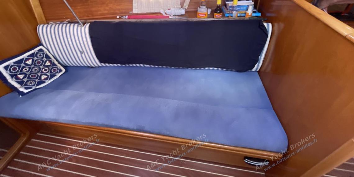 Bavaria 33 Cruiser : Starboard saloon bench Bavaria 33 Cruiser : Starboard saloon bench