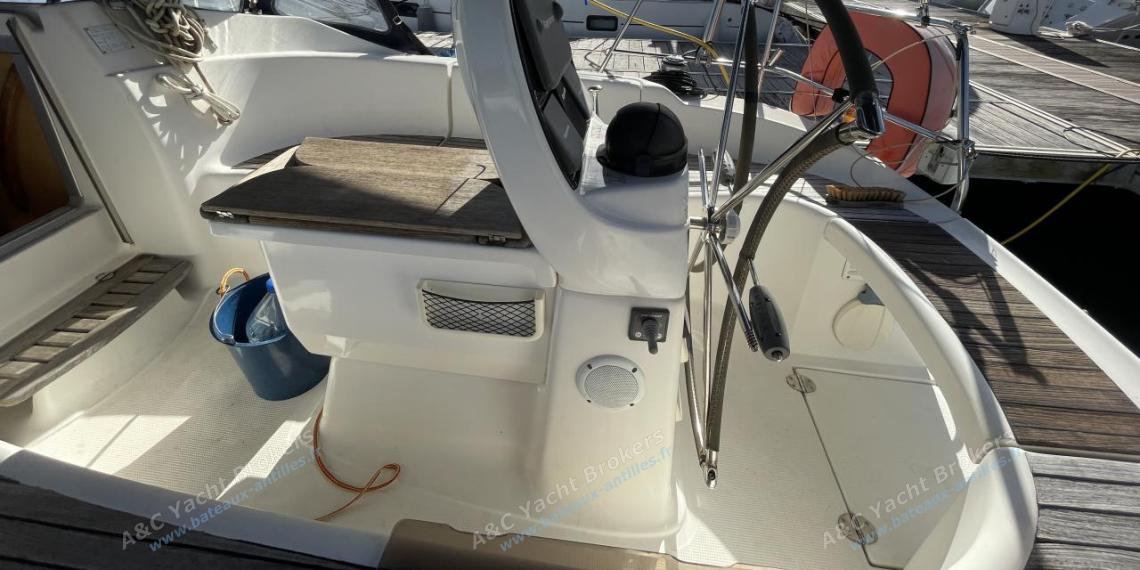 Bavaria 33 Cruiser : Helm station Bavaria 33 Cruiser : Helm station