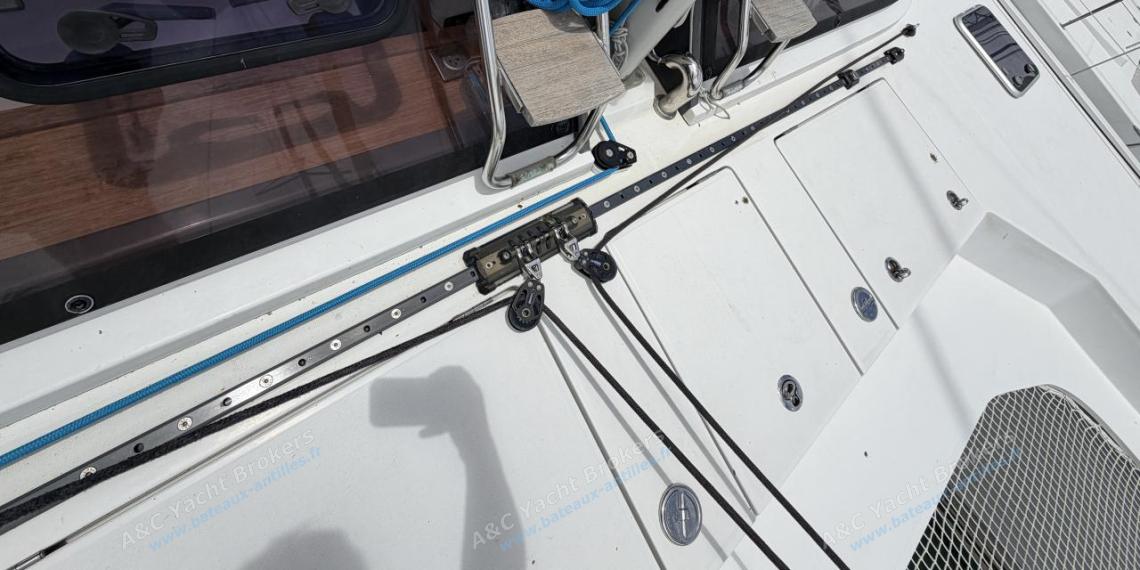 Nautitech 40 open : Self-tacking jib sheet traveler Nautitech 40 open : Self-tacking jib sheet traveler