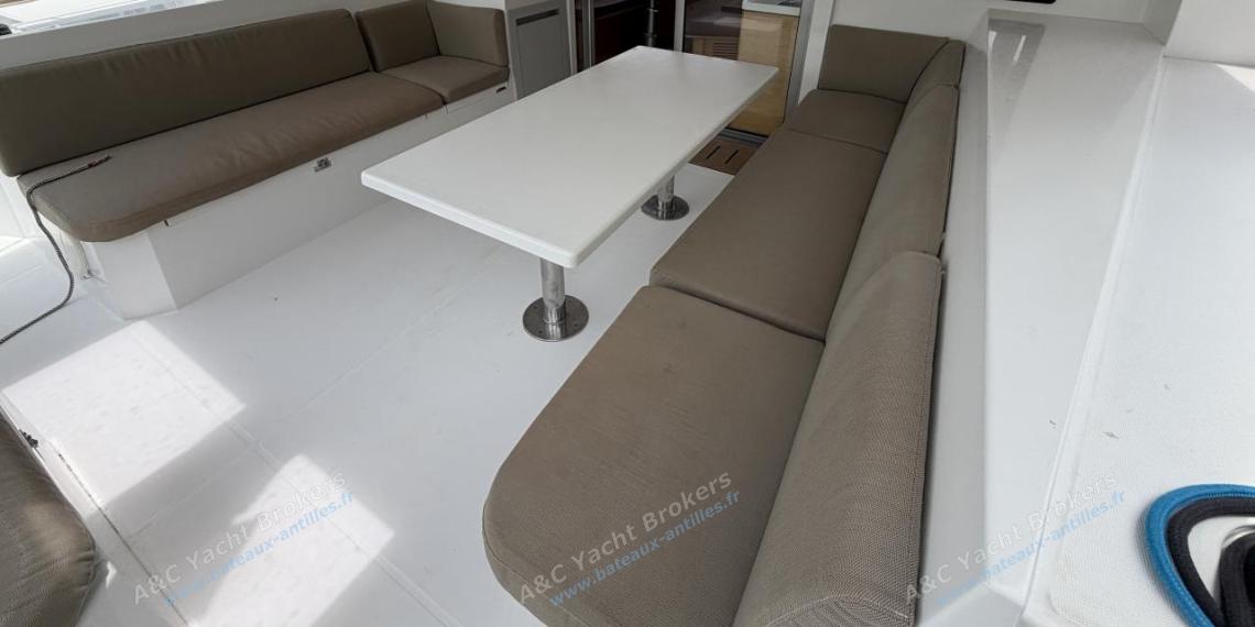 Nautitech 40 open : Cockpit with table and bench Nautitech 40 open : Cockpit with table and bench