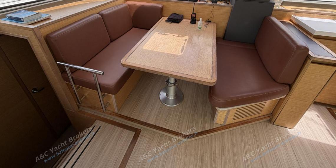 Nautitech 40 open : Saloon table and bench Nautitech 40 open : Saloon table and bench
