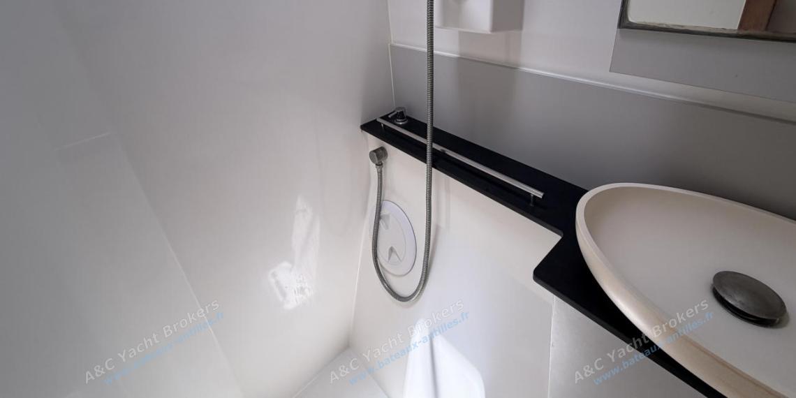 Nautitech 40 open : Port shower room Nautitech 40 open : Port shower room