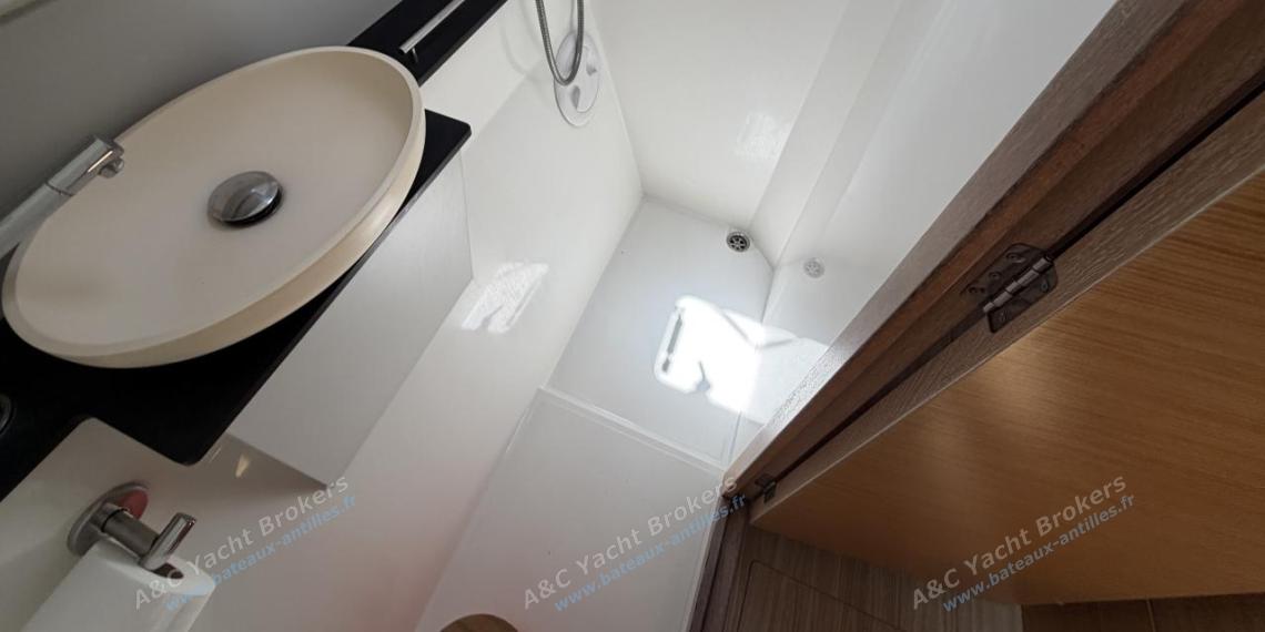 Nautitech 40 open : Starboard shower room Nautitech 40 open : Starboard shower room