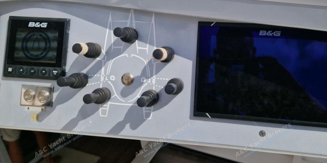 Alibi 54 : Electronics at starboard helm station Alibi 54 : Electronics at starboard helm station