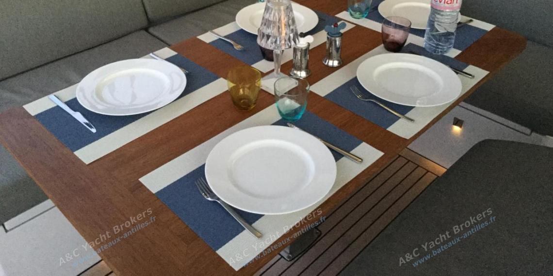 Alibi 54 : Cockpit table Alibi 54 : Cockpit table