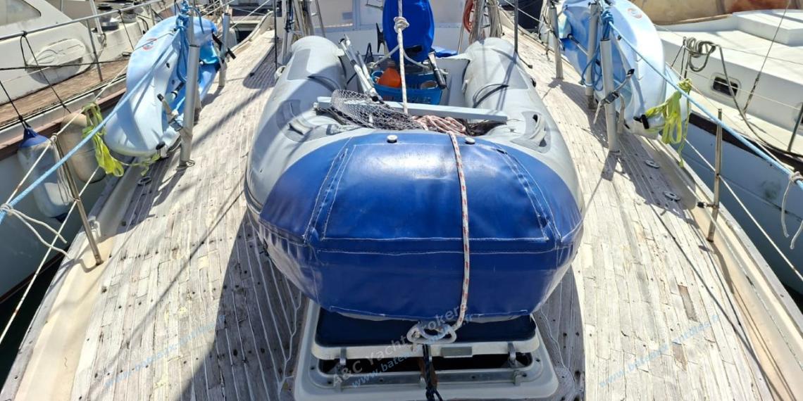 Wauquiez Amphitrite 43 : Dinghy on cradle Wauquiez Amphitrite 43 : Dinghy on cradle