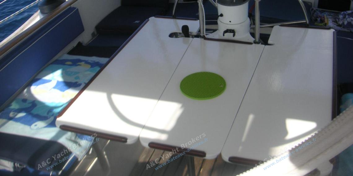 Wauquiez Amphitrite 43 : Cockpit table Wauquiez Amphitrite 43 : Cockpit table