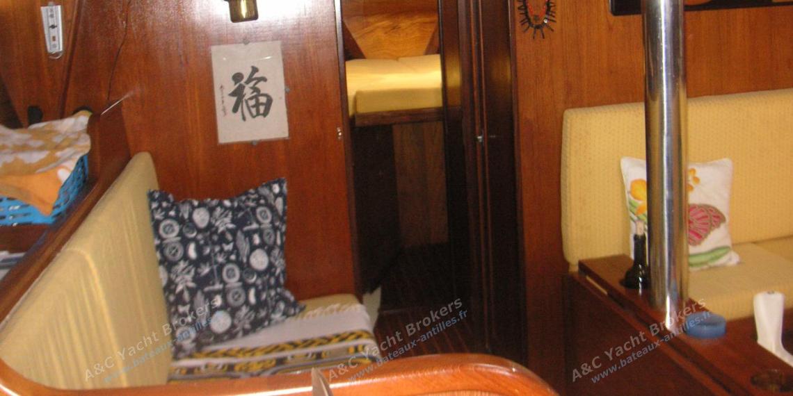 Wauquiez Amphitrite 43 : Forward cabin access Wauquiez Amphitrite 43 : Forward cabin access