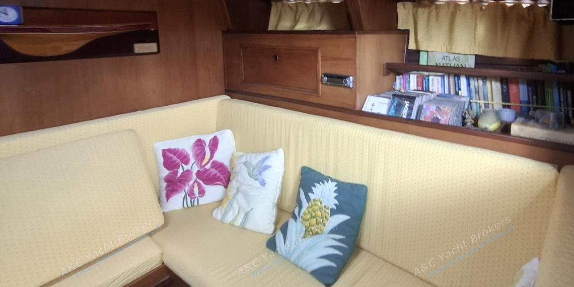 Wauquiez Amphitrite 43 : Saloon benche other view Wauquiez Amphitrite 43 : Saloon benche other view