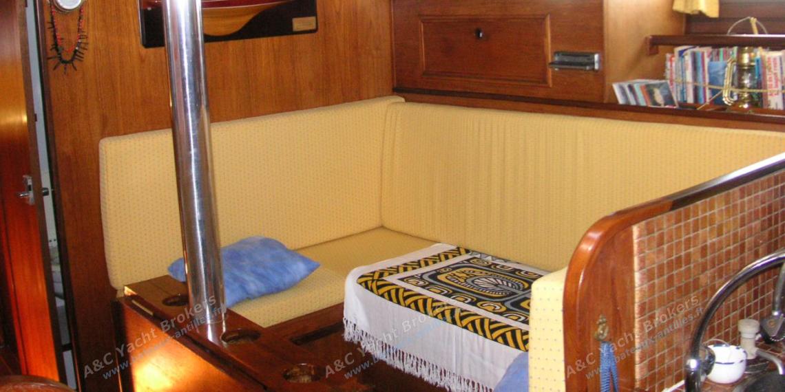 Wauquiez Amphitrite 43 : Saloon table and benche Wauquiez Amphitrite 43 : Saloon table and benche