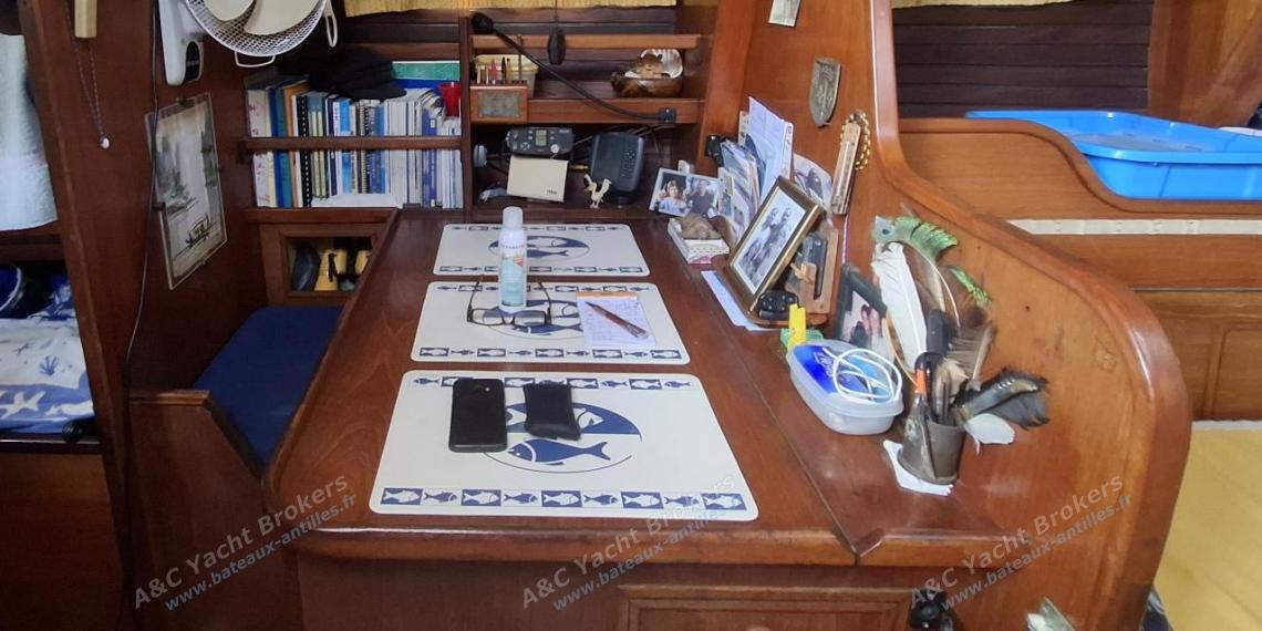 Wauquiez Amphitrite 43 : Charts table Wauquiez Amphitrite 43 : Charts table