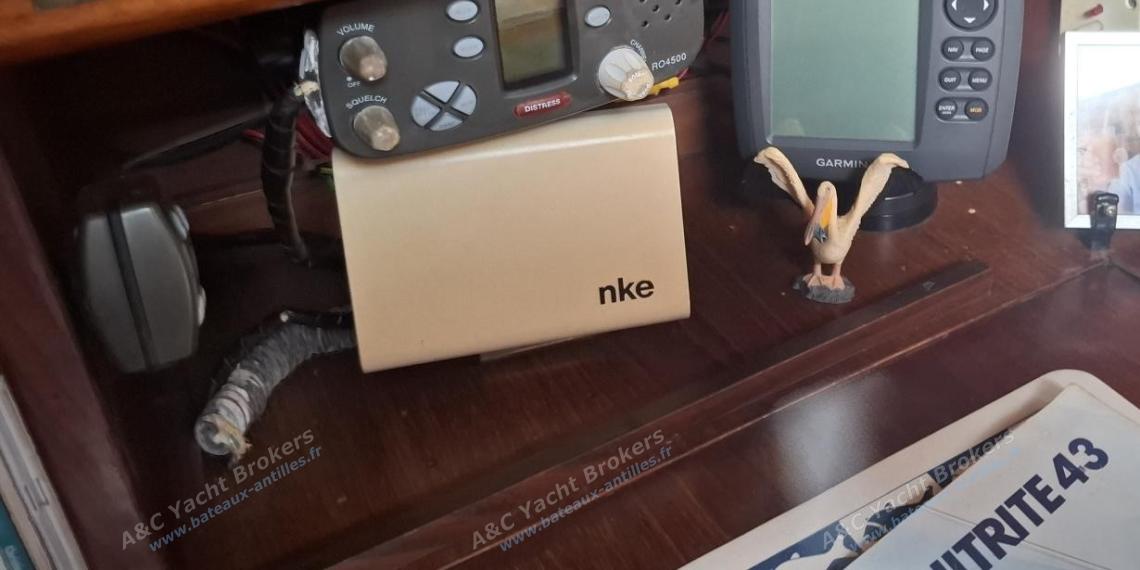 Wauquiez Amphitrite 43 : Electronic at charts table Wauquiez Amphitrite 43 : Electronic at charts table