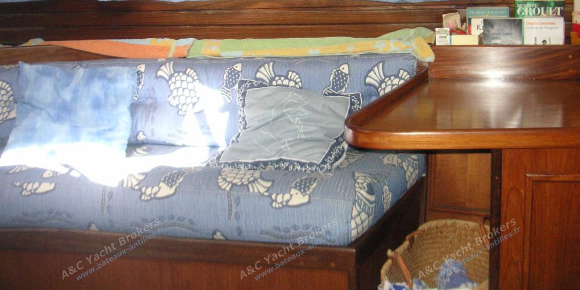 Wauquiez Amphitrite 43 : Benche and desk in aft cabin Wauquiez Amphitrite 43 : Benche and desk in aft cabin