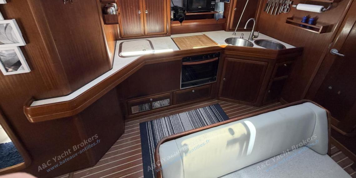 Bavaria 46 : Galley seen from the saloon Bavaria 46 : Galley seen from the saloon