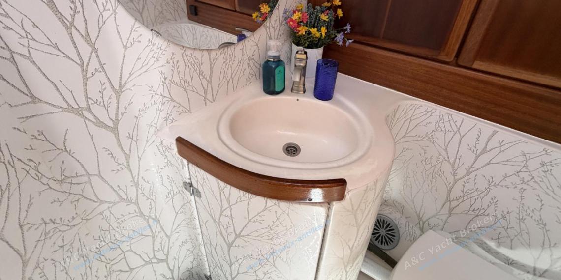 Bavaria 46 : Forward shower room Bavaria 46 : Forward shower room