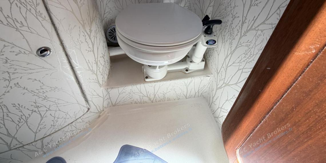 Bavaria 46 : Toilet in aft shower room Bavaria 46 : Toilet in aft shower room