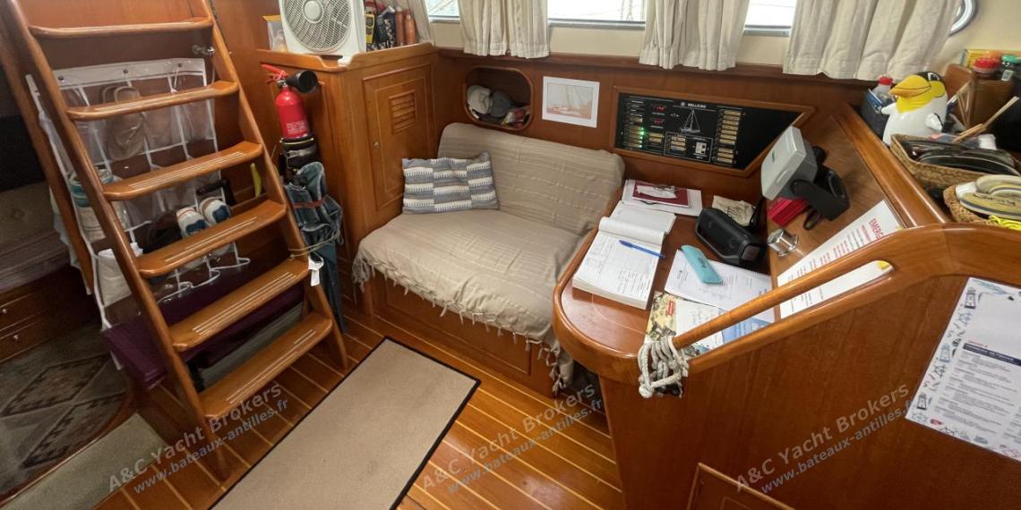 Belliure Yachts Belliure 41 : Charts table seen from the saloon Belliure Yachts Belliure 41 : Charts table seen from the saloon