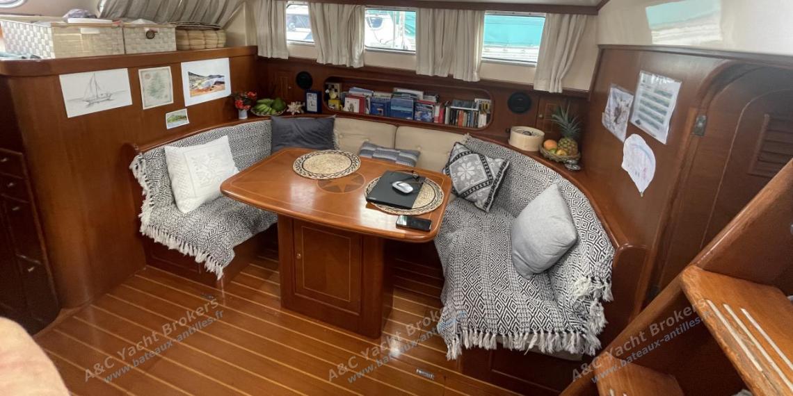Belliure Yachts Belliure 41 : Salon table and bench seat on starboard side Belliure Yachts Belliure 41 : Salon table and bench seat on starboard side
