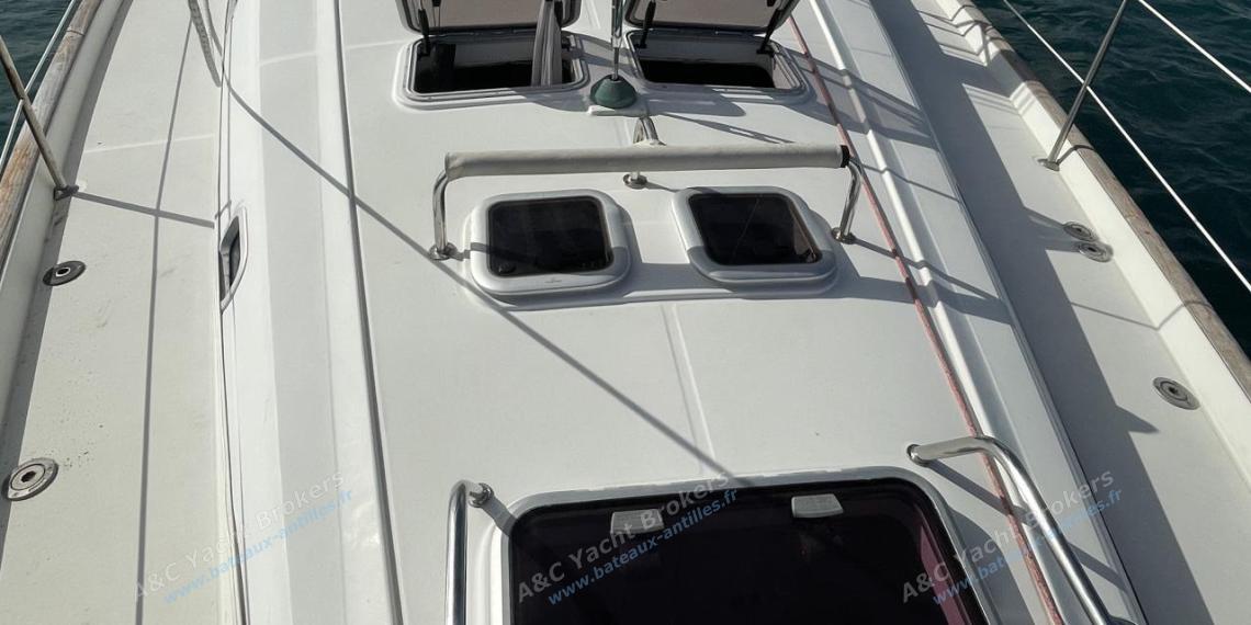 Bénéteau 50 : Deck and roof seen from the bow Bénéteau 50 : Deck and roof seen from the bow