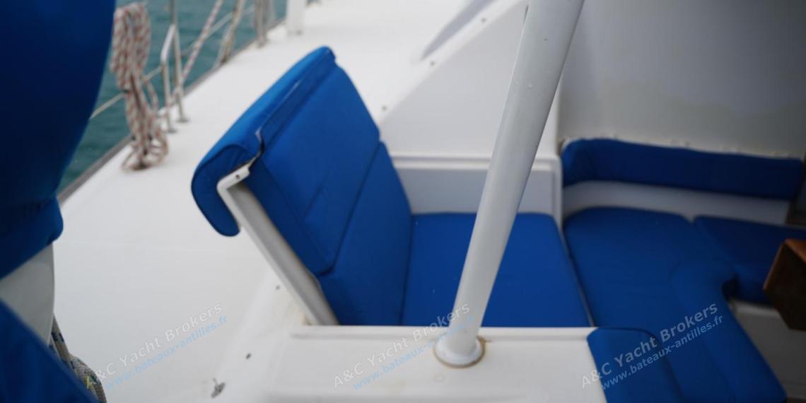 Catana 471 Owner Version : Port bench in cockpit Catana 471 Owner Version : Port bench in cockpit