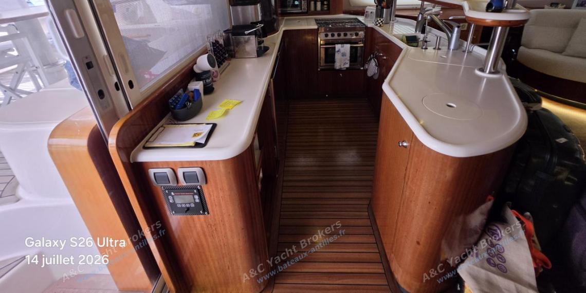 Catana Catana 582 : Galley U shape on port Catana Catana 582 : Galley U shape on port