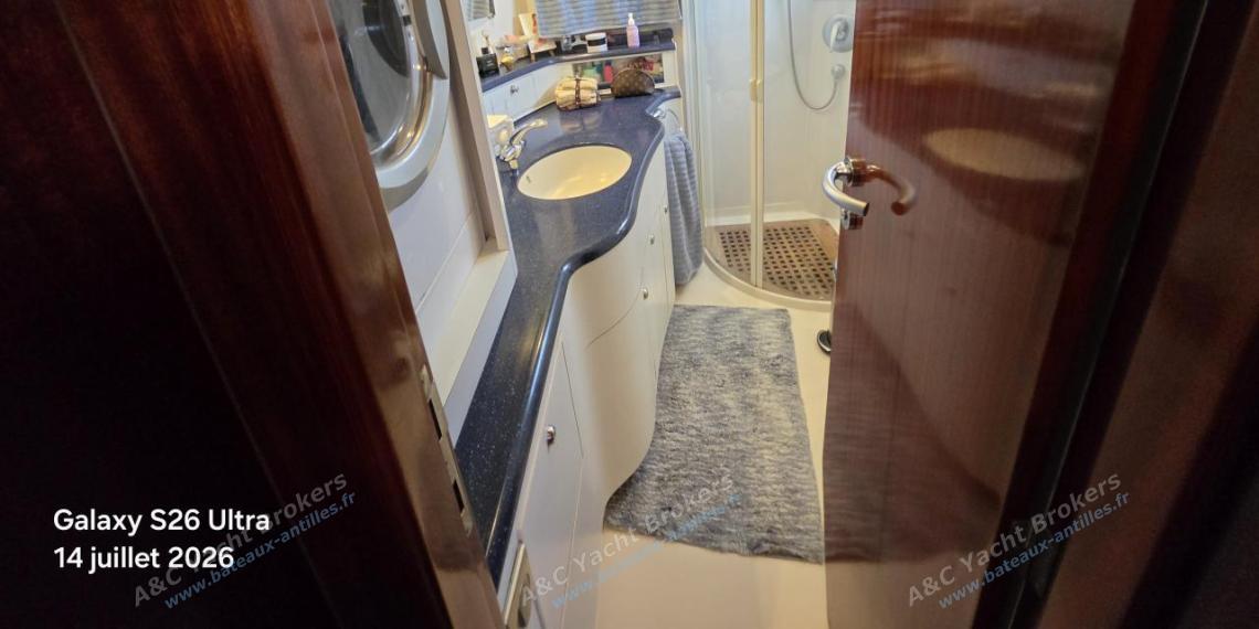 Catana Catana 582 : Large shower room in owner suite Catana Catana 582 : Large shower room in owner suite