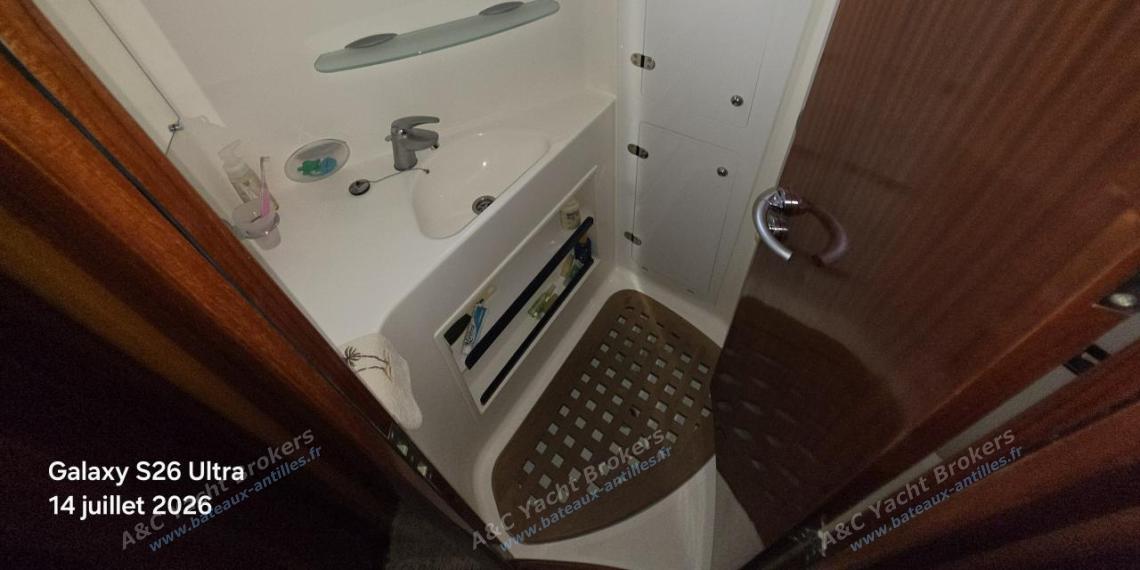 Catana Catana 582 : Aft port shower room Catana Catana 582 : Aft port shower room