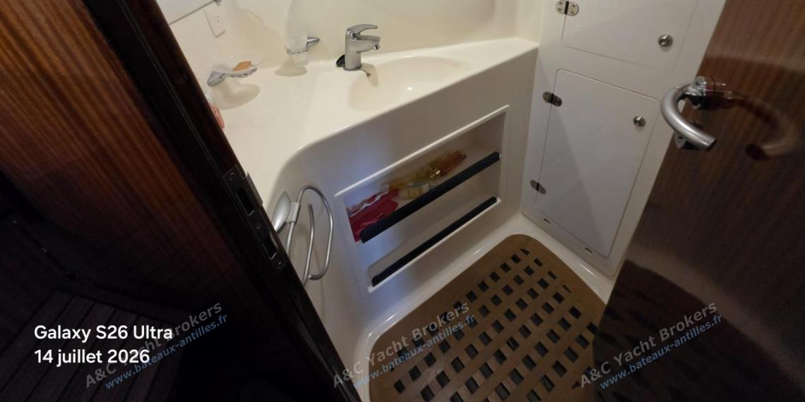 Catana Catana 582 : Forward port shower room Catana Catana 582 : Forward port shower room