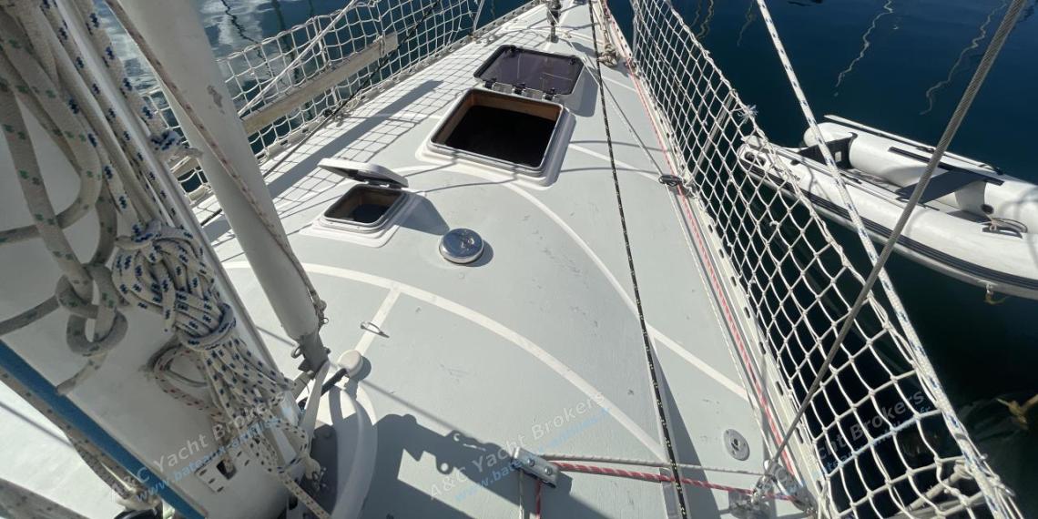 Ocean Bound Yachts Crossbow 40 : Forward deck seen from the mast Ocean Bound Yachts Crossbow 40 : Forward deck seen from the mast