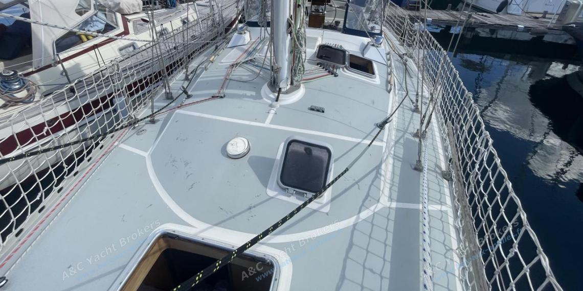 Ocean Bound Yachts Crossbow 40 : Deck and roof seen from the bow Ocean Bound Yachts Crossbow 40 : Deck and roof seen from the bow