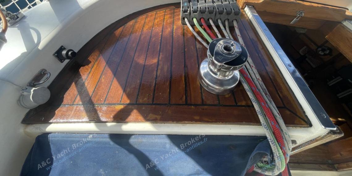 Ocean Bound Yachts Crossbow 40 : Port winche on roof Ocean Bound Yachts Crossbow 40 : Port winche on roof