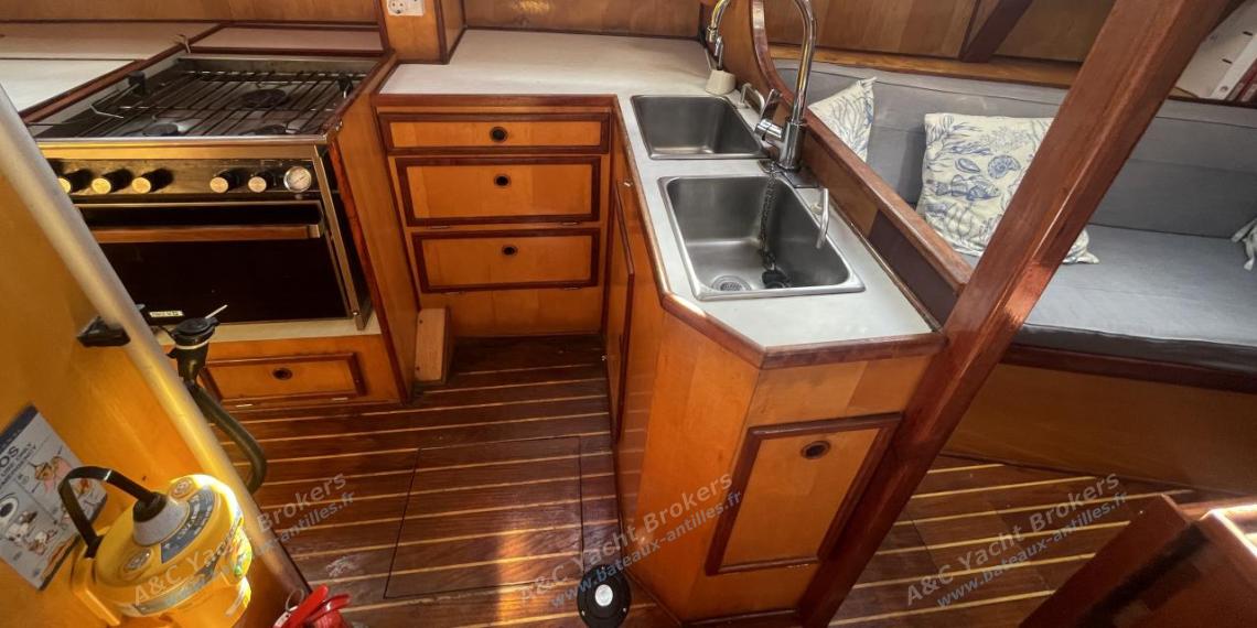 Ocean Bound Yachts Crossbow 40 : Galley L shape on port Ocean Bound Yachts Crossbow 40 : Galley L shape on port