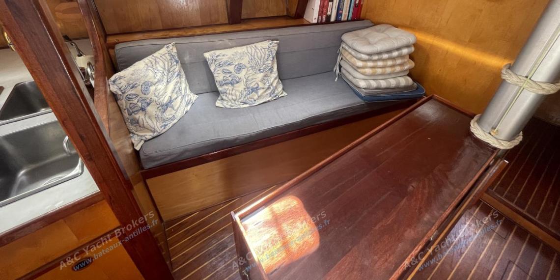 Ocean Bound Yachts Crossbow 40 : Port bench seen from starboard bench Ocean Bound Yachts Crossbow 40 : Port bench seen from starboard bench