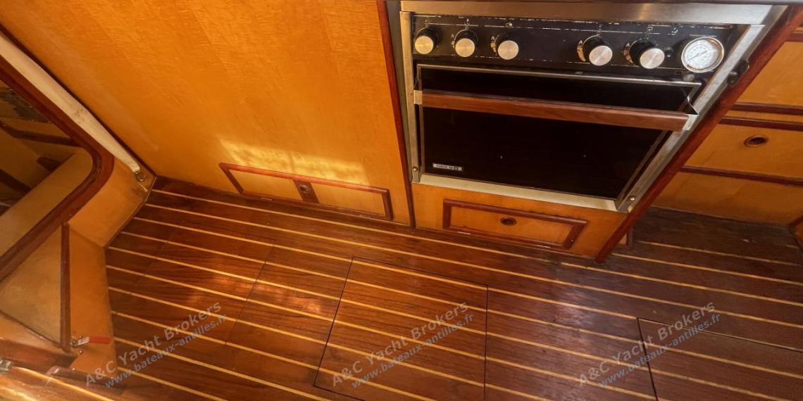 Ocean Bound Yachts Crossbow 40 : Three burners hobs with oven Ocean Bound Yachts Crossbow 40 : Three burners hobs with oven