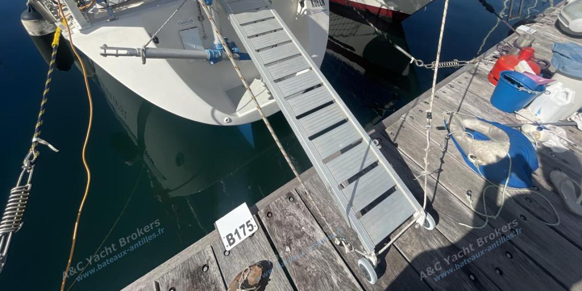 Ocean Bound Yachts Crossbow 40 : Folding gangway Ocean Bound Yachts Crossbow 40 : Folding gangway