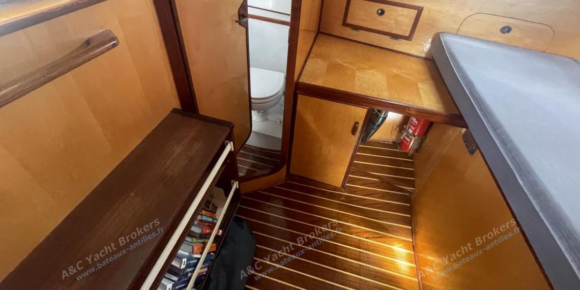 Ocean Bound Yachts Crossbow 40 : Shower room access from the aft cabin Ocean Bound Yachts Crossbow 40 : Shower room access from the aft cabin