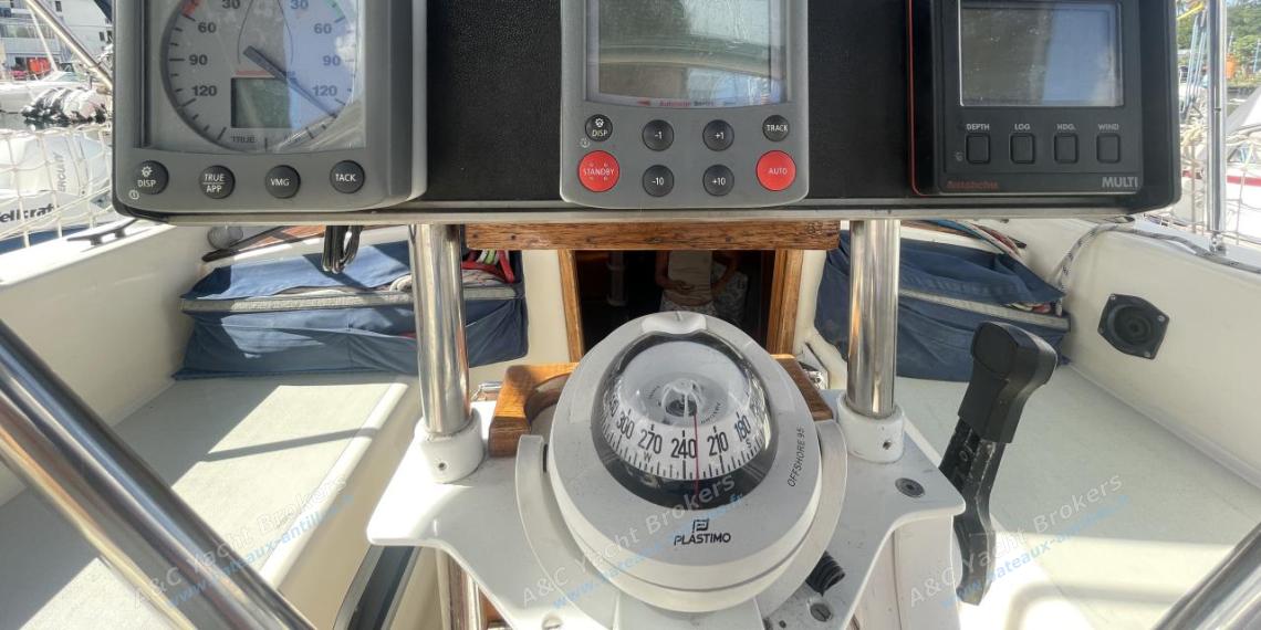 Ocean Bound Yachts Crossbow 40 : Electronics at helm station Ocean Bound Yachts Crossbow 40 : Electronics at helm station