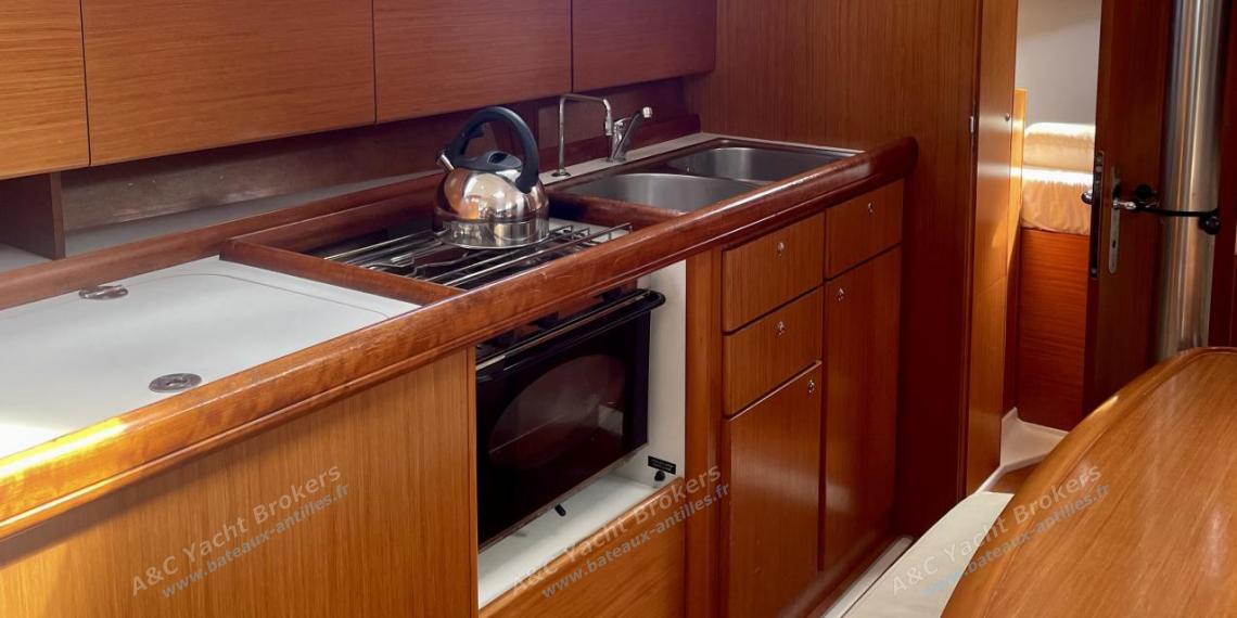 Bénéteau Cyclades 39.3 : Galley long shape on port Bénéteau Cyclades 39.3 : Galley long shape on port