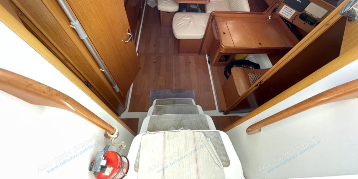 Bénéteau Cyclades 39.3 : Saloon general view seen from the cockpit Bénéteau Cyclades 39.3 : Saloon general view seen from the cockpit