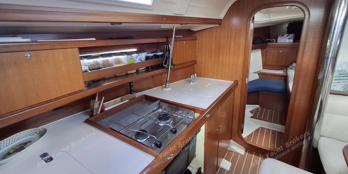 Dufour 365 Grand Large : Galley long shape on port Dufour 365 Grand Large : Galley long shape on port