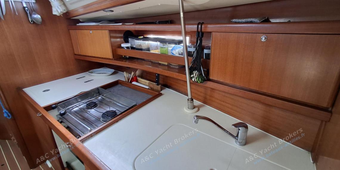 Dufour 365 Grand Large : Galley seen from the forward cabin Dufour 365 Grand Large : Galley seen from the forward cabin