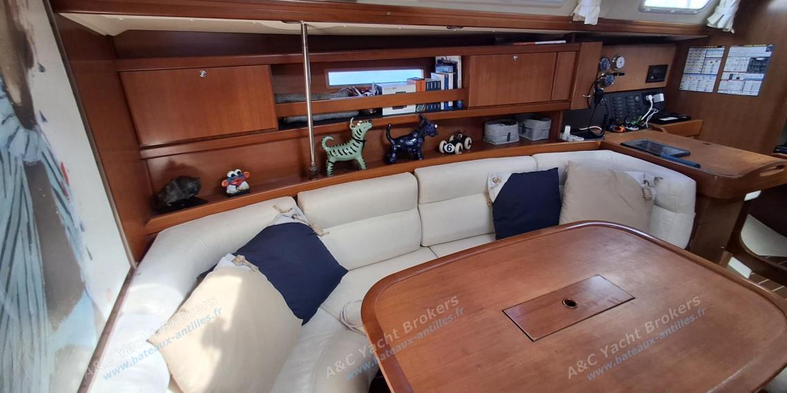 Dufour 365 Grand Large : Saloon table seen from the forward cabin Dufour 365 Grand Large : Saloon table seen from the forward cabin