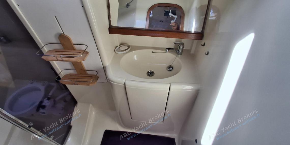 Dufour 365 Grand Large : Washbasin in shower room Dufour 365 Grand Large : Washbasin in shower room