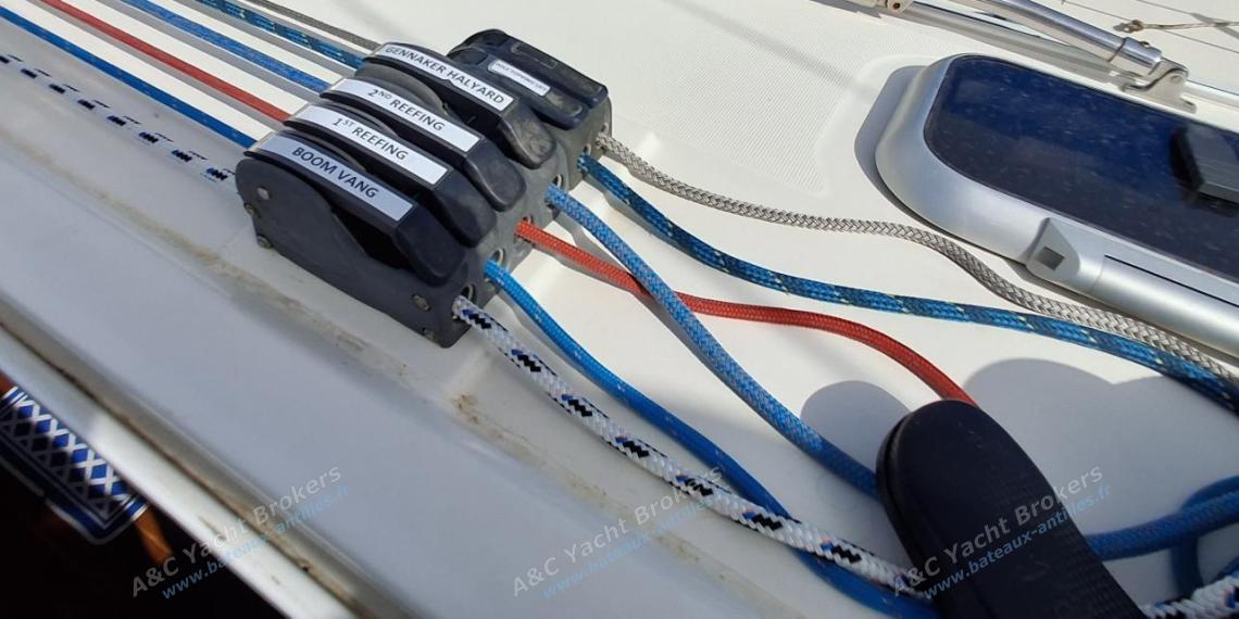 Dufour 40 Performance : Taquets sur roof à tribord Dufour 40 Performance : Taquets sur roof à tribord