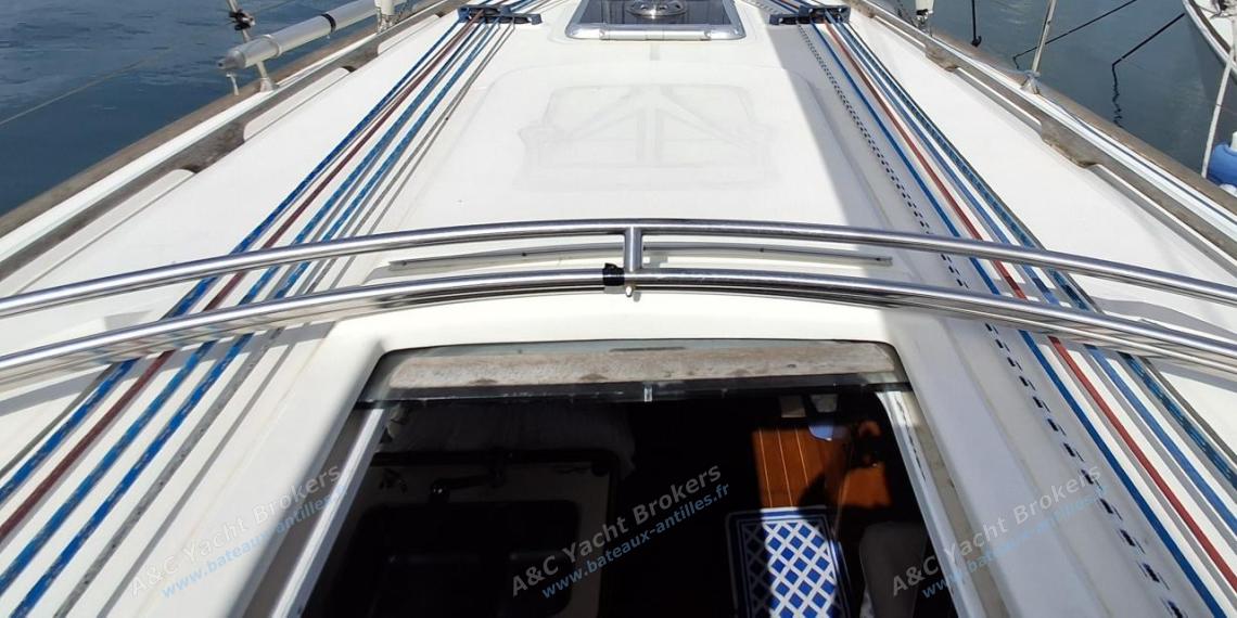 Dufour 40 Performance : Accès intérieur depuis le cockpit Dufour 40 Performance : Accès intérieur depuis le cockpit