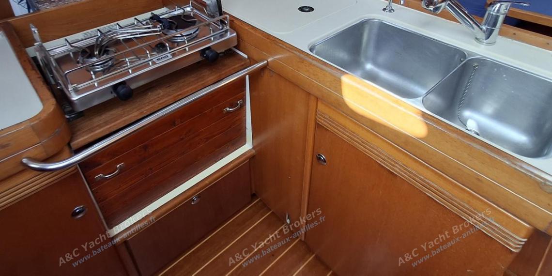 Dufour 40 Performance : Cuisine en L à bâbord Dufour 40 Performance : Cuisine en L à bâbord