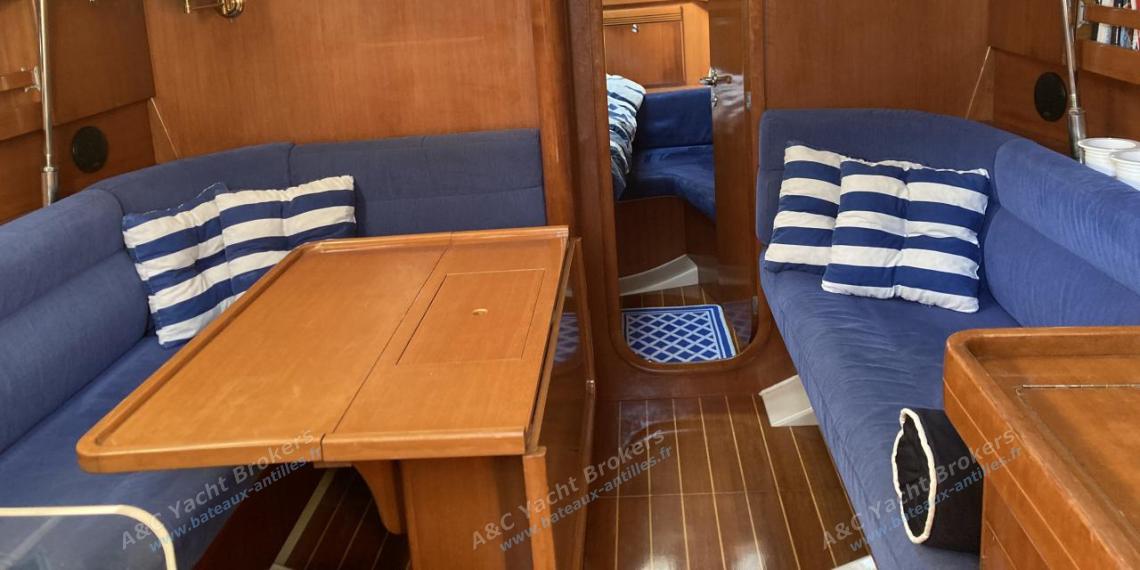 Dufour 40 Performance :Table du carré et banquettes Dufour 40 Performance :Table du carré et banquettes